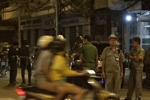 Băng qua giao lộ, cháu nhỏ bị tông văng lên nắp capô