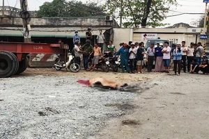 Một buổi chiều, 2 người bị container cán tử vong
