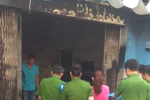 2 người mắc kẹt trong đám cháy lớn ở Tân Bình