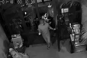 Camera ghi hình nhóm trộm 3 lần vào nhà lấy 3 xe máy 