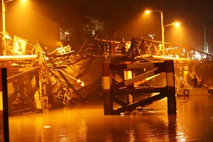 Giây phút tài xế kêu cứu khi cầu sập, xe lao xuống sông