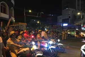 Cảnh sát giao thông phát loa giải tán đám đông