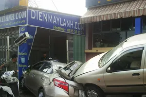 Ô tô đang chạy húc tung xe đang sửa ở Phạm Văn Đồng