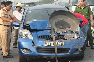 Ô tô tông liên hoàn trên đường Phạm Văn Đồng