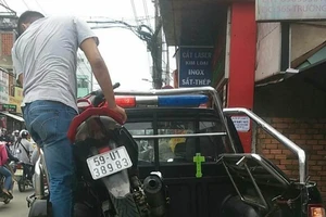Thanh niên mặc đồ Grabike đâm người sau va chạm