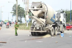 Trên đường đi làm, nữ công nhân bị xe bồn cuốn vào gầm