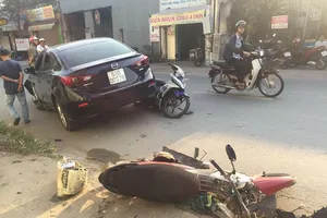 Ô tô tông 3 xe máy ở Thủ Đức