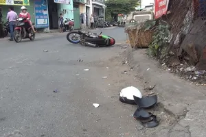 Tông vào ô tô, nam thanh niên bị kính vỡ cứa trúng cổ