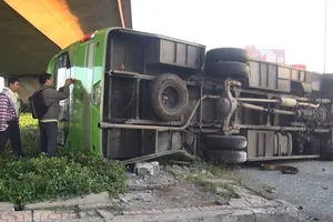 TP.HCM: Xe khách lật ngang, nhiều người kêu cứu