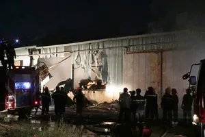 Cháy kho hàng lớn ở quận 7, TP.HCM