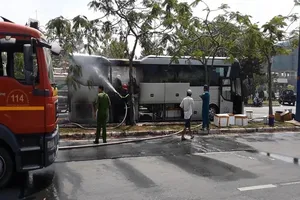 Xe khách bốc cháy ở quận 2, khách hoảng loạn kêu cứu