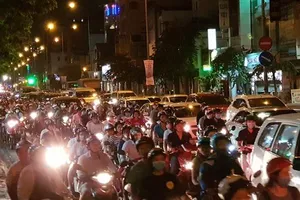 Đường Cộng Hòa kẹt cứng sau va chạm xe