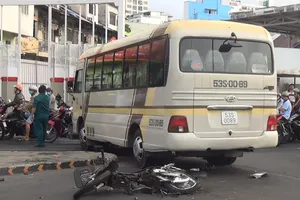 Xe khách cuốn 2 xe máy vào gầm ở quận 5