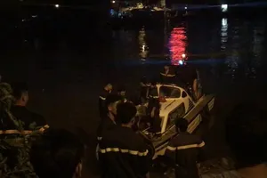 Người phụ nữ bỏ lại xe máy, nhảy xuống kênh Tàu Hủ