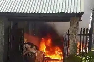 2 cha con trèo tường thoát khỏi vụ cháy ở quận 12