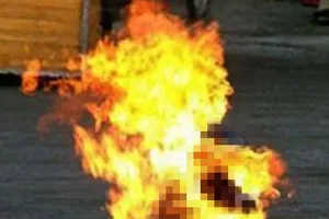 Bảo vệ tự thiêu trước cửa hàng ở Hóc Môn đã tử vong