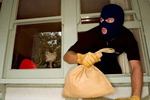 Vào phòng thấy sếp ngủ, trộm 400 triệu rồi trốn mất