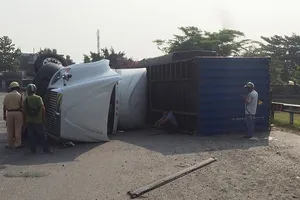 Quận 9: Container lật nhào, thùng hàng văng vào xe tải