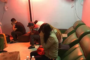 Chủ tiệm massage kích dục ở Hóc Môn gắn chuông báo động