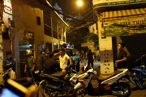 1 thanh niên bị bắn gục trước nhà ở quận Tân Phú