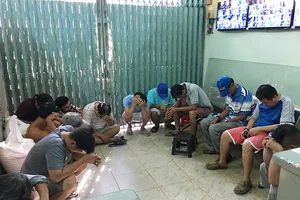 Hình sự đột kích ổ đá gà, con bạc chạy tán loạn