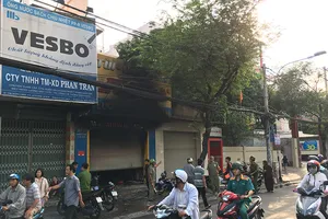 3 người mắc kẹt trong đám cháy tiệm túi xách 