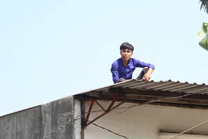 Cảnh sát nhiều giờ giải cứu thanh niên nghi ngáo đá