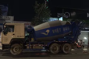 Xe bồn va 2 xe máy ở Bình Chánh, 1 người tử vong