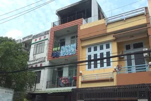 Rơi tàn thuốc cháy cả tầng 3, cả gia đình tháo chạy
