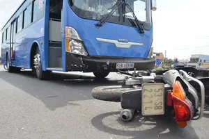 Băng qua đường Phạm Văn Đồng, bị xe buýt tông văng 10 m