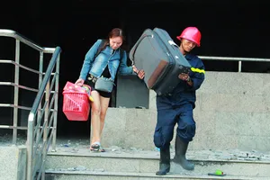 Cư dân Carina dọn đồ đạc đến nơi khác ở tạm đêm nay 