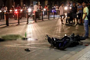 Người thân khóc than bên thi thể con sau tai nạn xe máy