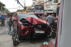 Mazda CX5 lao vào tiệm kính, 2 cha con thoát chết