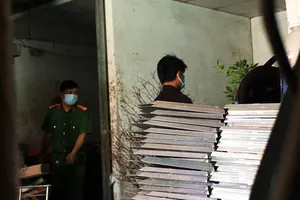 Kiểm tra hiện trường vụ thảm sát 5 người ở Bình Tân