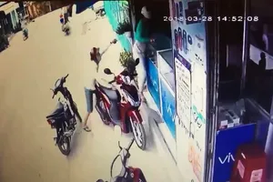 Dùng dao cướp điện thoại trước cửa hàng ở Bình Chánh