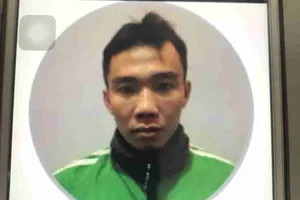 Tài xế Grab dùng dao cướp iPhone rồi nhờ mẹ đem trả