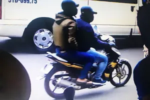 Camera an ninh ghi hình 2 tên cướp ngân hàng chạy trốn