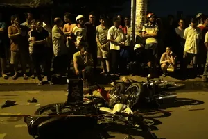 Tông xe máy trong đêm, 3 người thương vong
