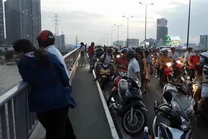 Bỏ lại xe máy, người đàn ông nhảy cầu Sài Gòn mất tích