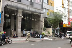 Người đàn ông ngoại quốc rơi lầu tử vong ở quận 1