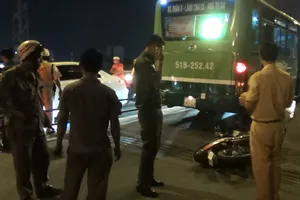 Cô gái trẻ bị xe buýt cán tử vong ở cầu Chánh Hưng
