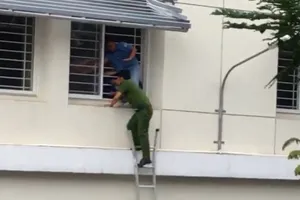 Gay cấn: Cảnh sát giải cứu sinh viên nhảy lầu vì điểm thấp