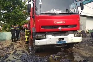 Cháy xưởng vải vụn vùng ven, nhiều công nhân tháo chạy