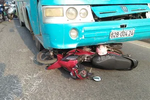 Cô gái bị xe đưa rước công nhân đẩy đi nhiều mét