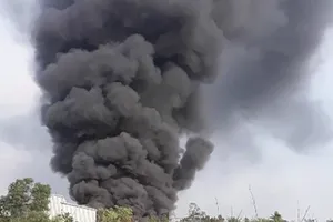 Hiện trường cháy xưởng sản xuất hạt nhựa tại Bình Chánh