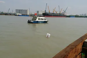 2 xà lan tông nhau trên sông Sài Gòn