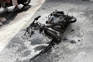 Nam thanh niên đốt xe ở vòng xoay Lăng Cha Cả rồi bỏ chạy