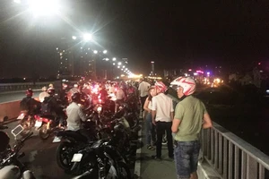 Nam thanh niên lao xuống cầu Khánh Hội cứu cô gái tự vẫn