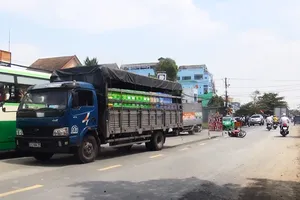 Ô tô tải cuốn người đàn ông đi xe máy, kéo lê trên quốc lộ 50