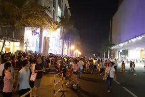 Tháo chạy khỏi TT thương mại Crescent Mall, quận 7 trong đêm